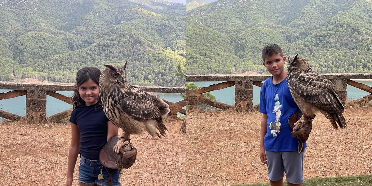 Shara y Alec, cada uno con un búho real posado en el guante