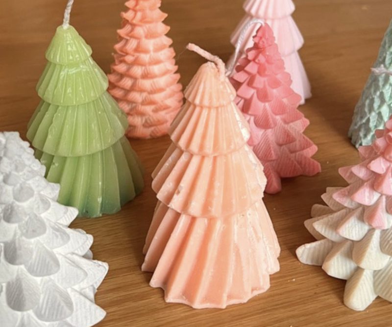 Velas con forma de árbol de colores, creadas por Gorriones del Sabinar